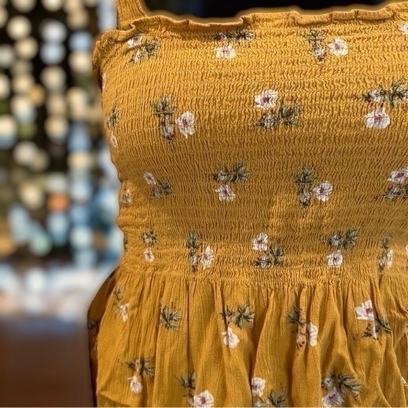 American Eagle Gold Floral Shirred Top - Picture 4 of 5